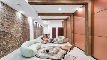 Casa adossada prèmium, diversos dormitoris, nivell executiu | Sala d'estar | Televisor intel·ligent de 55 polzades amb canals per cable