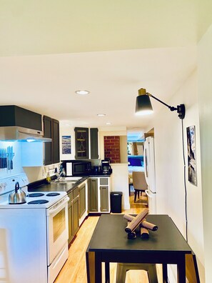 Jääkaappi, mikroaaltouuni, uuni, liesi