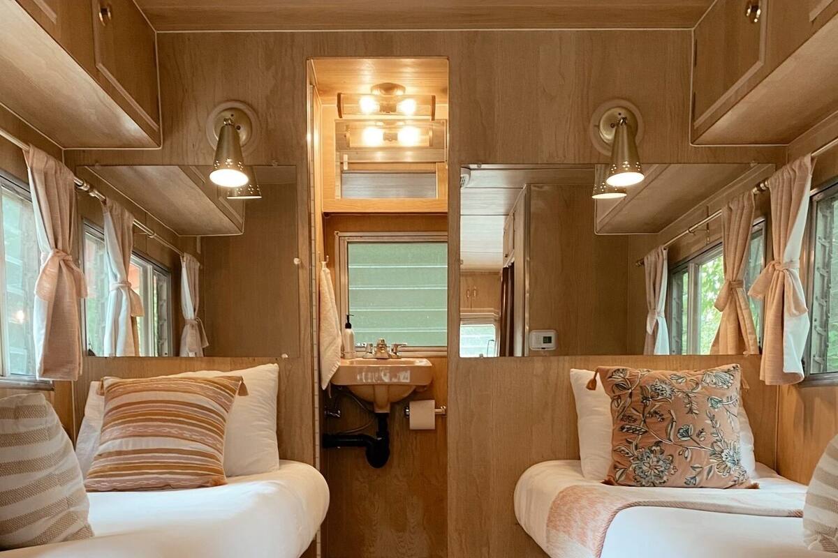 Chambre, coin cuisine, vue établissement