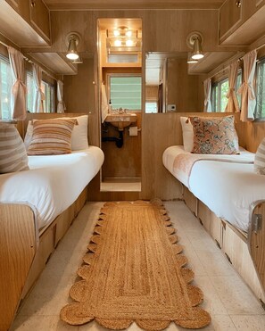 Espacio para trabajar con laptop, wifi gratis y ropa de cama