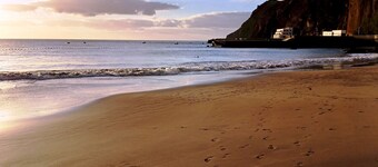 Home2Book Bright Retreat with Pool, Sardina Beach