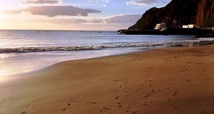 Home2Book Bright Retreat with Pool, Sardina Beach