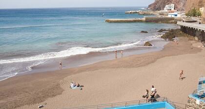 Home2Book Bright Retreat with Pool, Sardina Beach