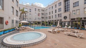 A hotel courtyard with a swimming pool, sun loungers, and a hot tub. - Home2Book Bright Retreat with Pool, Sardina Beach (Gáldar)
