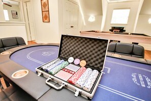 Game room - Houston Floral Haven - Heated Pool & Gameroom (Houston)