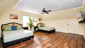 4 habitaciones, escritorio y tabla de planchar con plancha