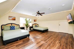 4 habitaciones, escritorio y tabla de planchar con plancha 