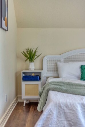 4 bedrooms, desk, iron/ironing board, travel crib