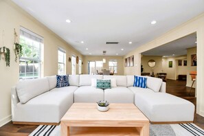 Televisión, chimenea y oficina 