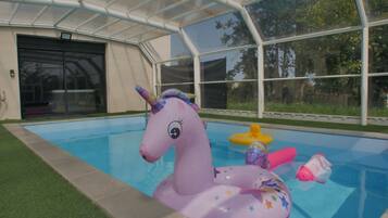 Alberca techada y alberca al aire libre