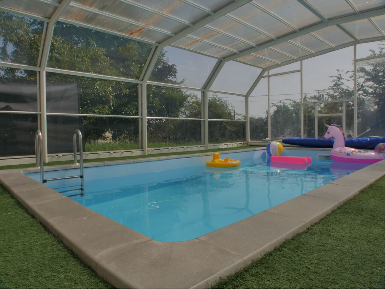 Innendørsbasseng og utendørsbasseng