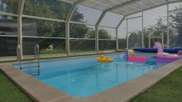 Innendørsbasseng og utendørsbasseng