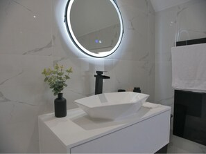 Dusche, Haartrockner, Handtücher, Seife