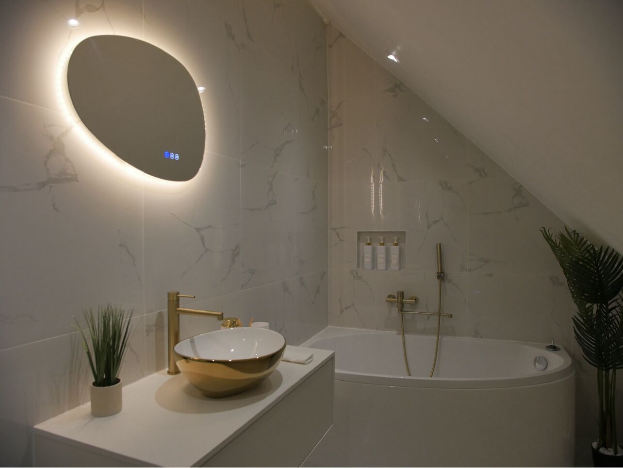 Douche, sèche-cheveux, serviettes fournies, savon