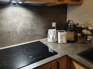 Frigorifero, microonde, forno, piano cottura