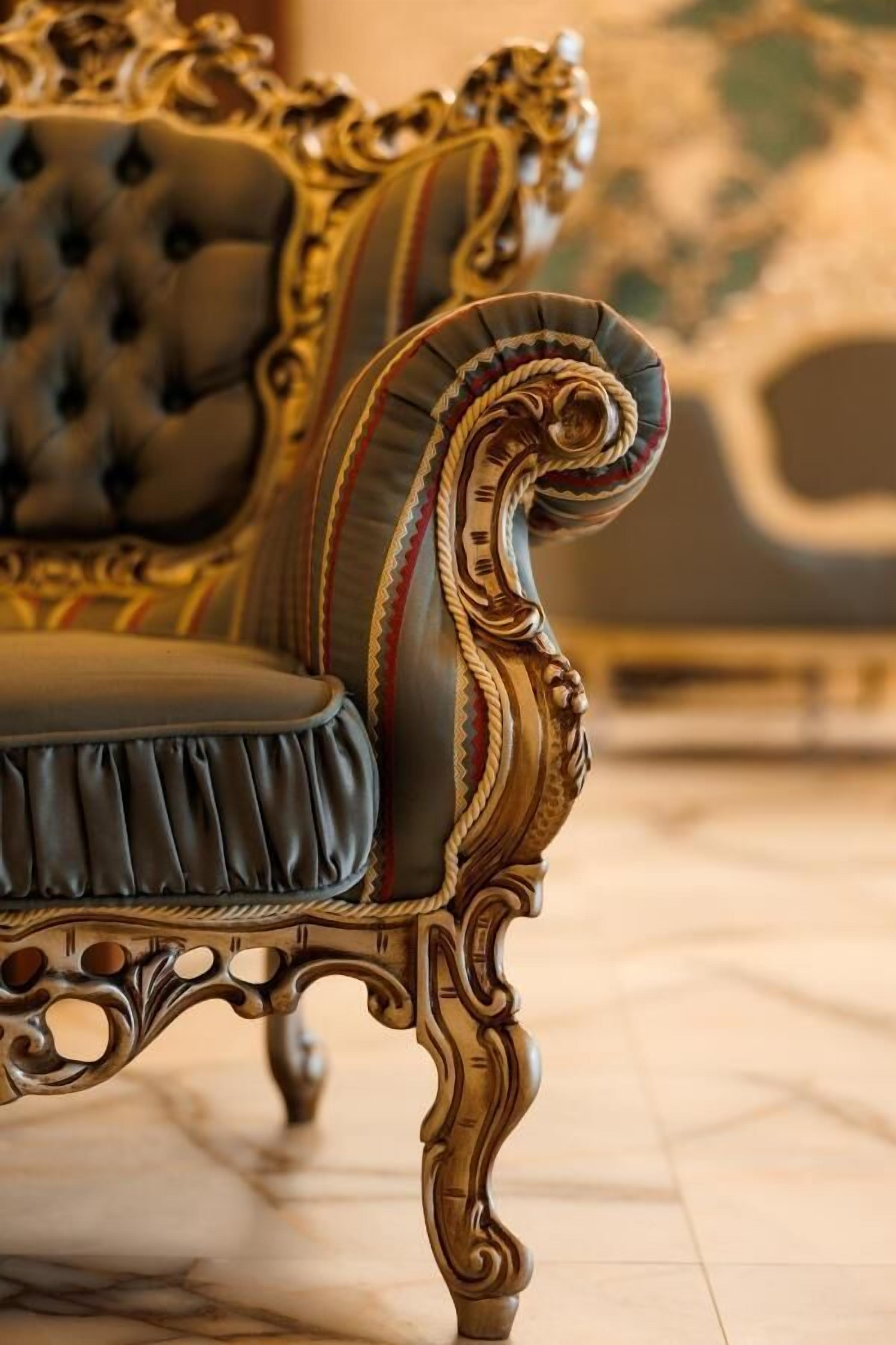 Una silla ornamentada con tallas elaboradas y un respaldo capitonado.