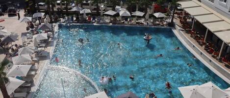 Seasonal outdoor pool, pool umbrellas, sun loungers