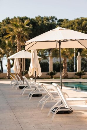 Seasonal outdoor pool, pool umbrellas, sun loungers - Amelia Mare Hotel (Golem)