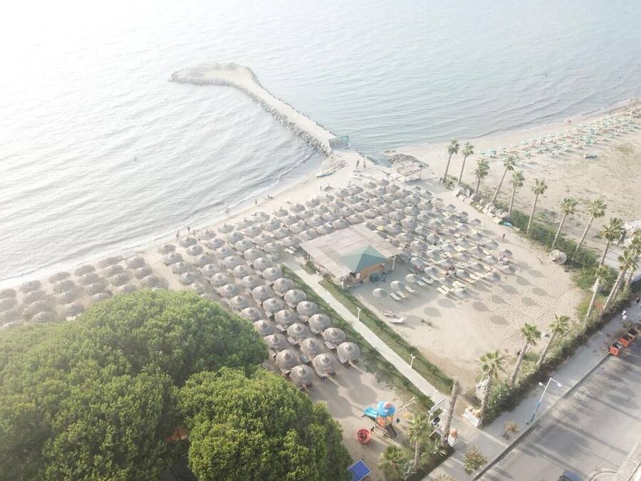 Playa privada, sombrillas, toallas de playa, vóleibol de playa