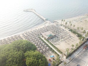 Pantai persendirian, payung, tuala pantai, bola tampar pantai 