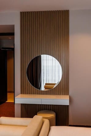 Quarto casal luxo, sacada, vista para o mar | Cofres nos quartos, escrivaninha, cortinas blackout