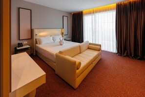 Deluxe Double Room, Balcony, Sea View | Peti besi dalam bilik, meja, langsir/tirai gelap terus, kalis bunyi 