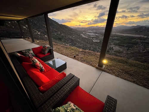 Breathtaking retreat in the wine country on the ranch with goats you can pet! 