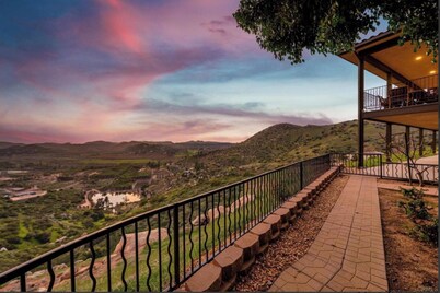 Breathtaking retreat in the wine country close to Safari Park, shopping, dining!