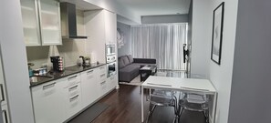 Frigorífico, microondas, horno y placa de cocina