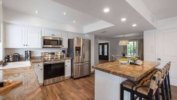 Refrigerador, horno, placa de cocina, lavavajillas