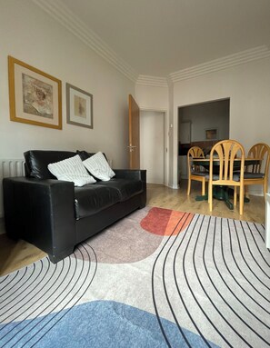 Comfort apartman, kilátással a kertre | Nappalirész | Tévé, Netflix és streamszolgáltatások