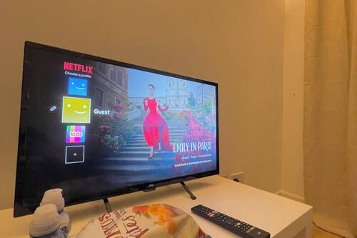 Apartamento conforto, vista para o jardim | Área de estar | TV 24 polegadas com canais digitais, Netflix, serviços de streaming
