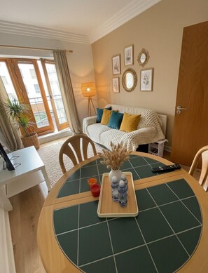 Comfort Apartment, Garden View | Living area | 24-inch TV with digital channels, Netflix, streaming services - Entire Apartment in Heart of Dublin (Dublin)