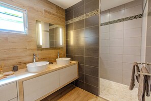 Een douche, een haardroger, handdoeken, zeep