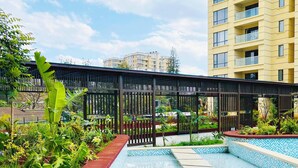 A rooftop pool area with tiled flooring and a metal fence. - Comfy Apartment-Pool & Gym in Kilimani- Nairobi Near National Park (Nairobi)