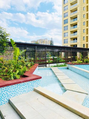 Una piscina al aire libre, una piscina climatizada