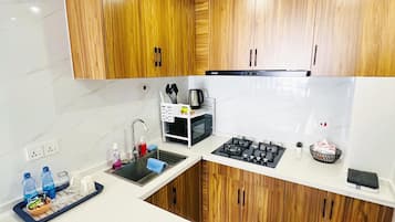 Réfrigérateur, micro-ondes, plaque de cuisson, cafetiÚre/bouilloire