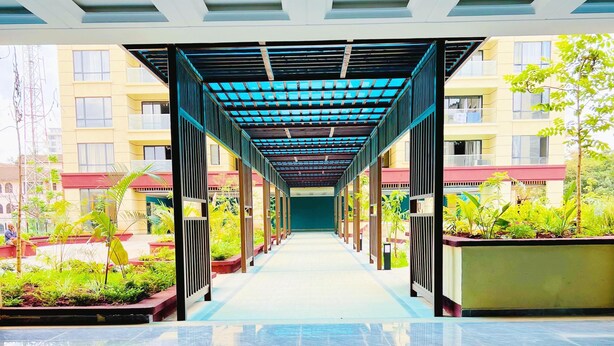 A corridor with a reflective floor leading to a building entrance. - Comfy Apartment-Pool & Gym in Kilimani- Nairobi Near National Park (Nairobi)