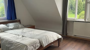 2 Schlafzimmer, Schreibtisch, Bettwäsche