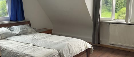 2 makuuhuonetta, työpöytä, vuodevaatteet