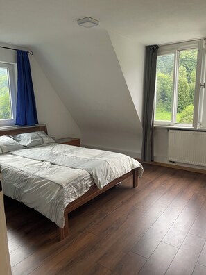 2 Schlafzimmer, Schreibtisch, Bettwäsche