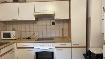 Kühlschrank, Ofen, Herdplatte, Wasserkocher