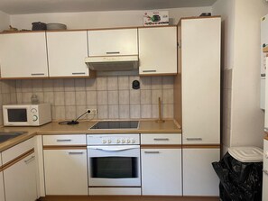 Kühlschrank, Ofen, Herdplatte, Wasserkocher