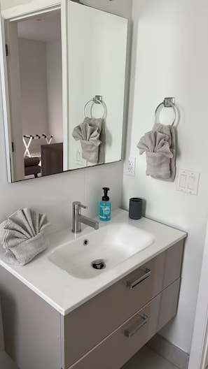 ヘアドライヤー、タオル、石鹸、トイレットペーパー
