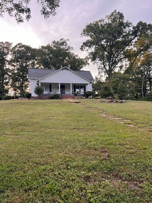Exterior - FARMHOUSE LIVING 🐄  2 BR 1 BA and a bonus room with 2 twin beds. Serenity Now! (Anniston)