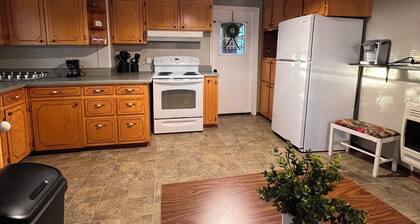 FARMHOUSE LIVING 🐄 2 BR 1 BA and a bonus room with 2 twin beds. Serenity Now!