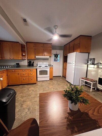 FARMHOUSE LIVING đ 2 BR 1 BA and a bonus room with 2 twin beds. Serenity Now!