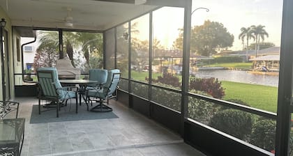 Charming 2-bedroom house with AC, WiFi on canal with Lake June access!