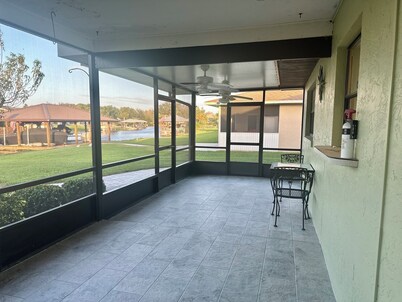 Charming 2-bedroom house with AC, WiFi on canal with Lake June access!