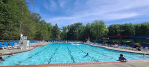 Een binnenzwembad en een buitenzwembad